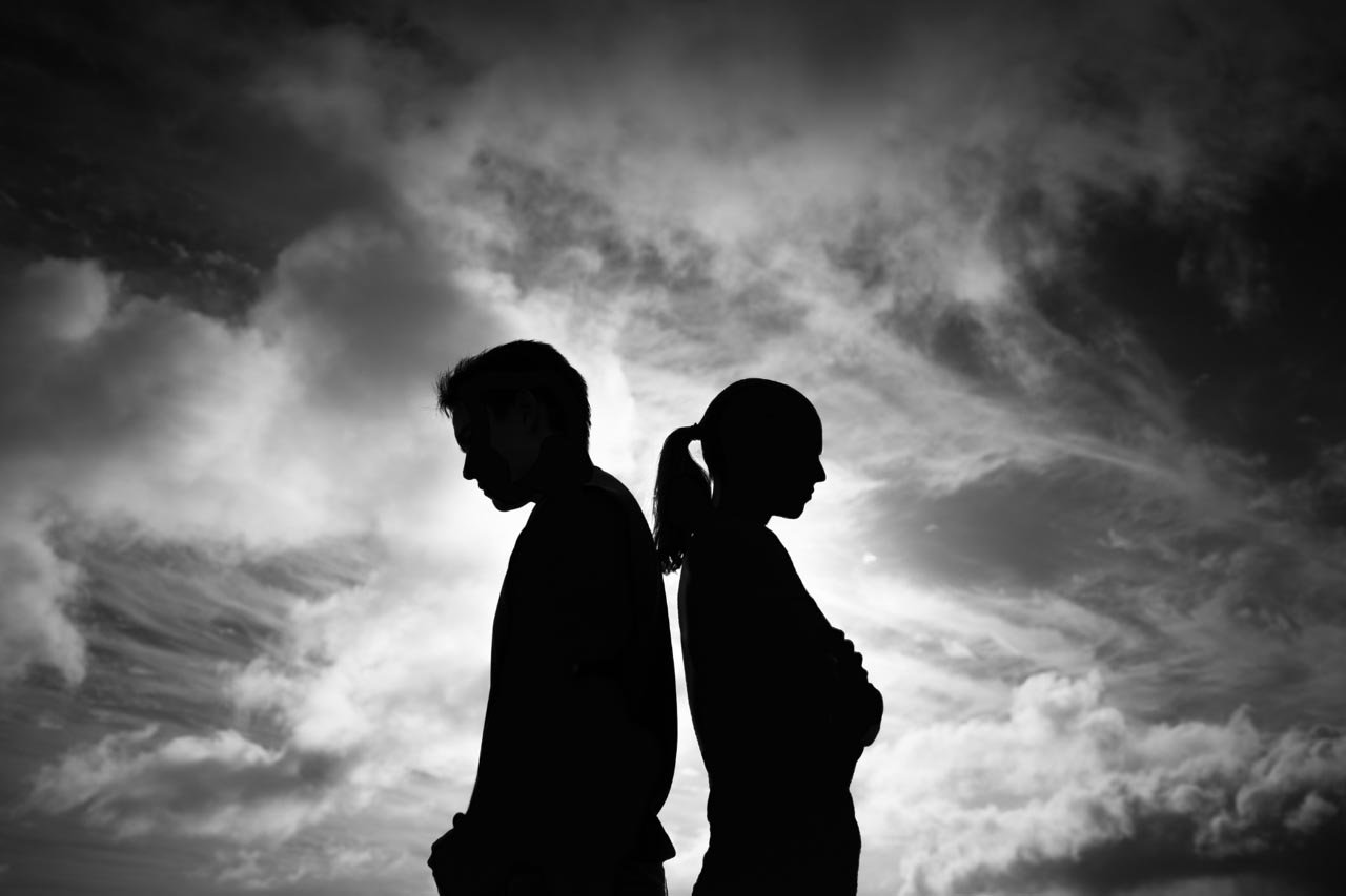 결혼 초기, 배우자의 말에 귀 기울이고 양보해야 한다는 주장