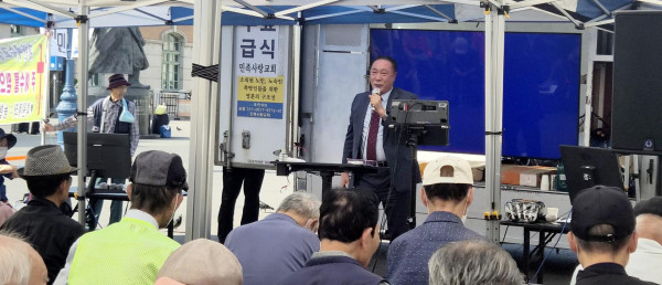 서울역 광장에서 소외 이웃을 위한 정기 예배 열려