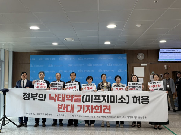 여명학교 교장, 정식 교사 설립 요청하며 주민들에게 호소