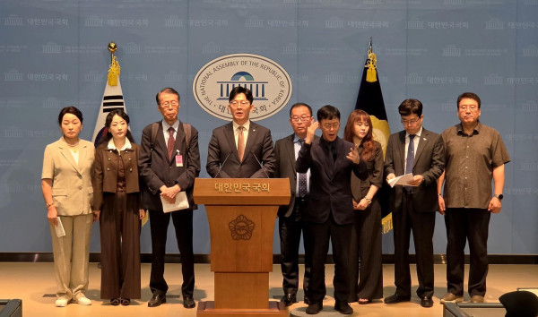 북한군 포로 2인 한국 입국 환영 기자회견 개최