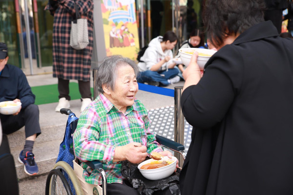 명성교회, 추수감사예배와 국밥 나눔 행사 진행
