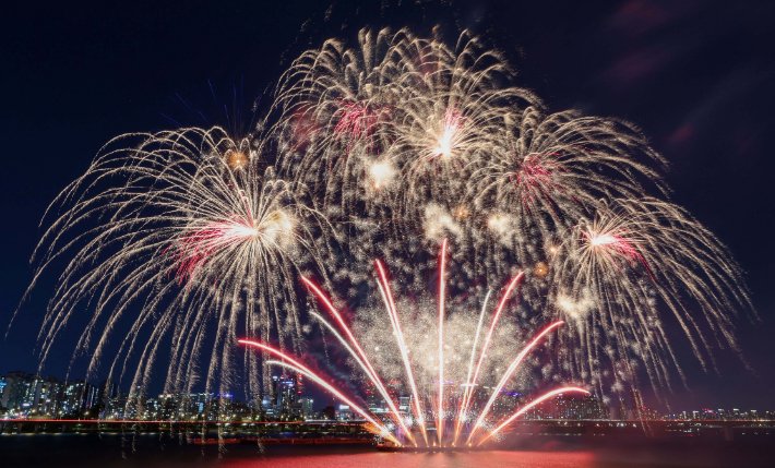 서울세계불꽃축제 교통 통제, 현대제철 미국 제철소 기공식, 네팔 대홍수 구조 소식