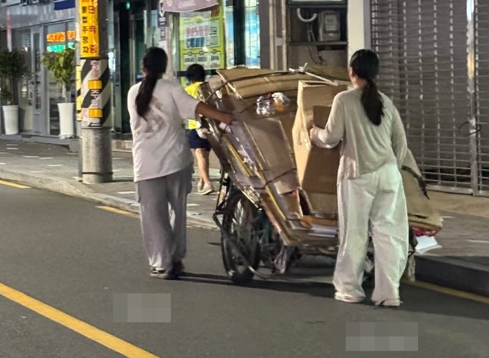 중학생들, 폐지 줍는 할아버지 돕다 막차 놓쳐
