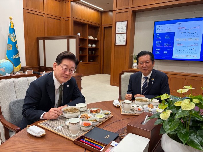 이재명 대통령, 정청래 전 민주당 대표와 저녁 만찬