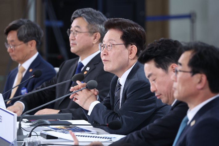 이재명 대통령 국정수행 지지도 소폭 하락, 민주당 정당 지지도 상승