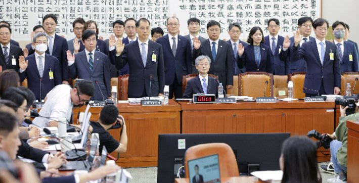 조희대 대법원장, 국정감사에서 증인 선서 거부 및 질의에 답변 거부