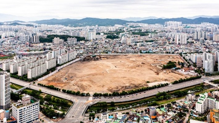 광주 '더현대' 공사현장서 6·25전쟁 추정 포탄 발견