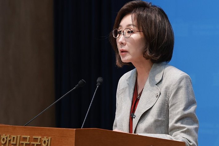 나경원 의원, 젤렌스키 감사 서한 논란에 민주당 반발