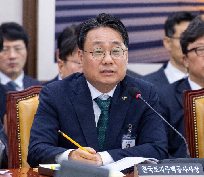 LH 사장, 집값 급락 가능성 언급하며 사퇴 약속