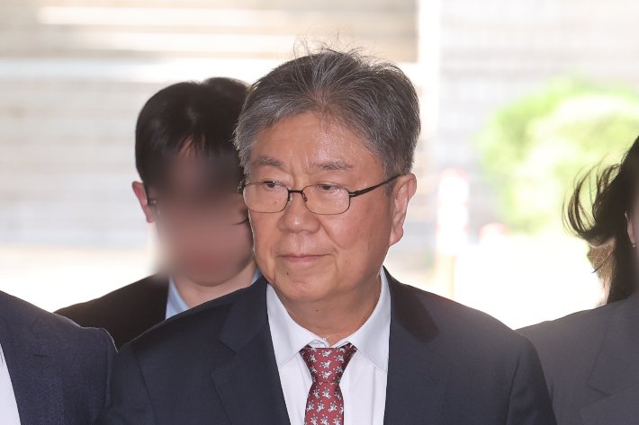 김대기 전 비서실장, 관저 이전 특혜 혐의로 징역 4년 구형