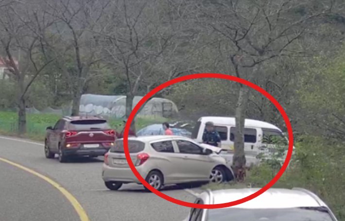 전북 완주군에서 경차가 가로수와 충돌, 50대 운전자 사망