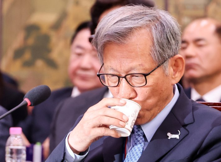 이재명 대통령, 유홍준 국립중앙박물관장 사직안 수리