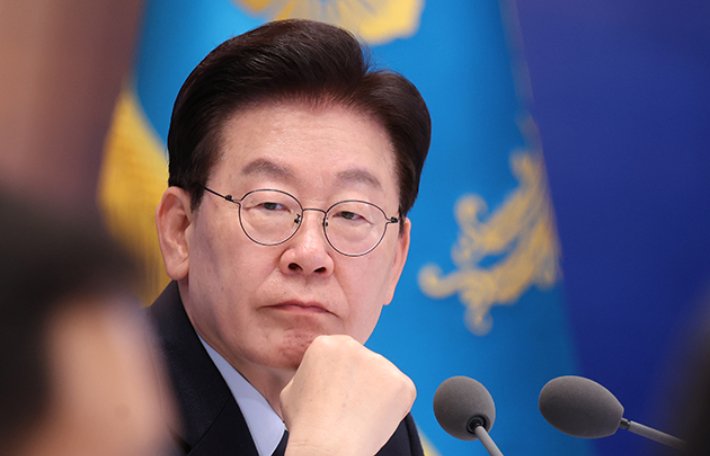 이재명 대통령 지지율 35.3%로 하락, 국민의힘 정당 지지도 상승