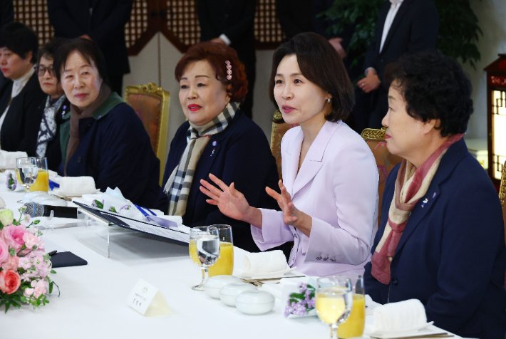 김혜경 여사, 오월어머니집 임원들과 청와대 오찬