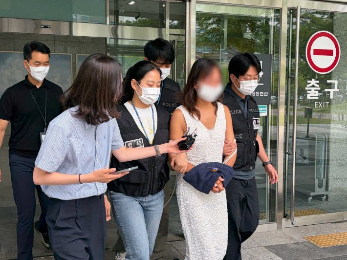잠실 개표소 시위에서 경찰에 침 뱉은 40대 여성, 징역 10개월 선고