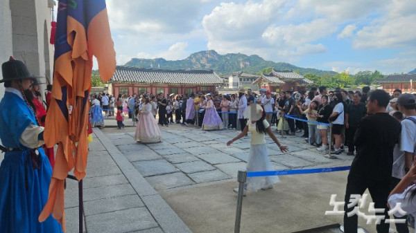 추석 연휴 막바지, 서울 주요 관광지 외국인 관광객으로 붐벼