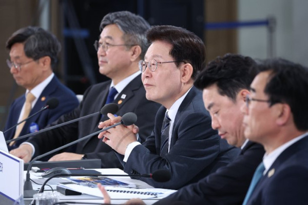 이재명 대통령 국정수행 지지도 소폭 하락, 민주당 정당 지지도 상승