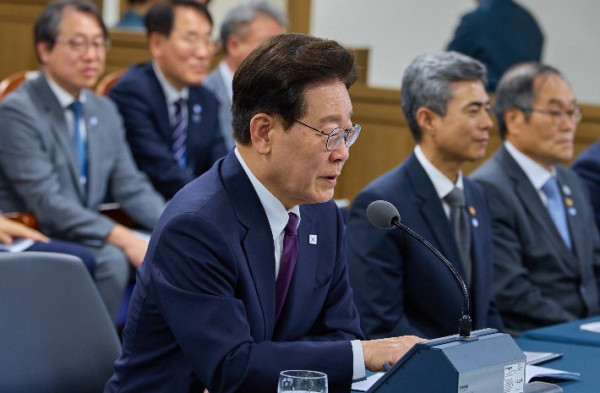 이재명 대통령, 극초음속 활공비행체 첫 시험발사 참관
