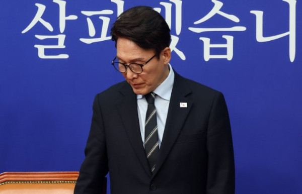 김민석 대표, 축제 공연 중 인사말로 사과