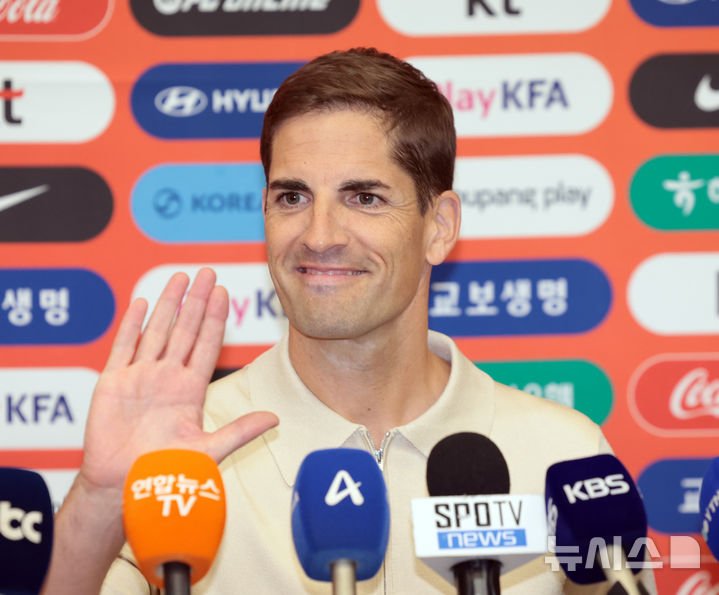 한국 축구 임시 감독 모레노, 자부심 있는 대표팀 만들겠다는 포부 밝혀