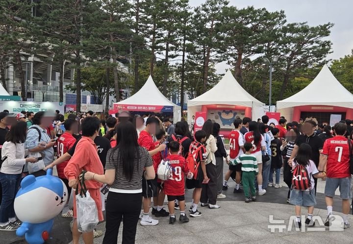 한국 축구 국가대표팀, 에콰도르와의 친선경기에서 모레노 감독 데뷔