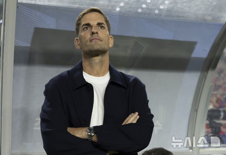 모레노 감독, 데뷔전에서 에콰도르에 3-0 승리