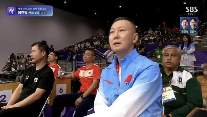 아시안게임 사격 중계 화면에 윤석열 전 대통령과 닮은 중국 코치 포착