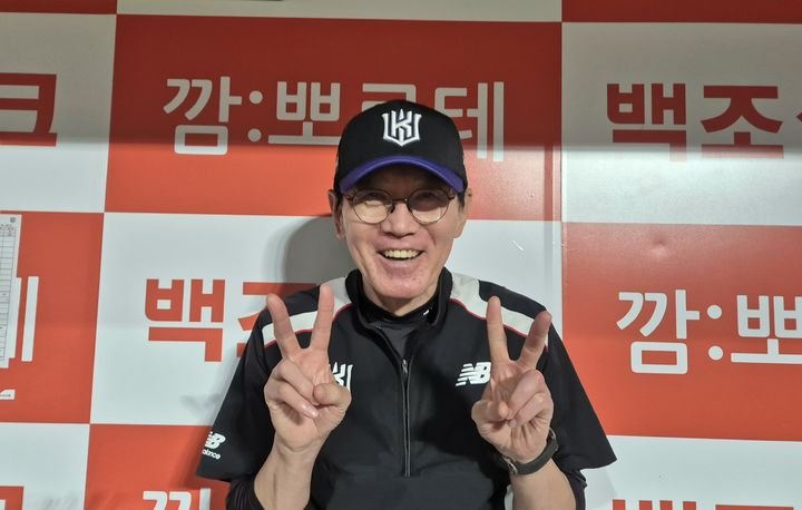 KT 위즈 이강철 감독, 정규시즌 우승 확정 후 기쁨 표출