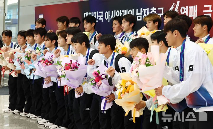 한국 U-23 축구대표팀, 금메달 수상 후 병역 혜택 언급으로 논란