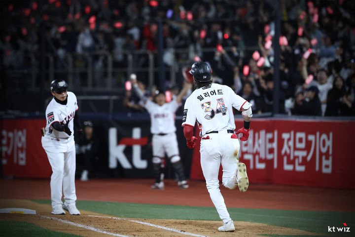 KT 힐리어드, 시즌 43호·44호 홈런 기록하며 공동 선두 등극