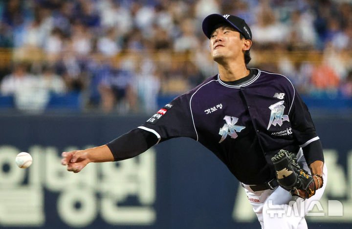 KT, 삼성에 12-3 대승…고영표 15승, 힐리어드 홈런 2개 기록