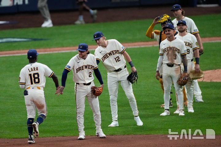 밀워키, 다저스와의 NLCS 1차전에서 역전승
