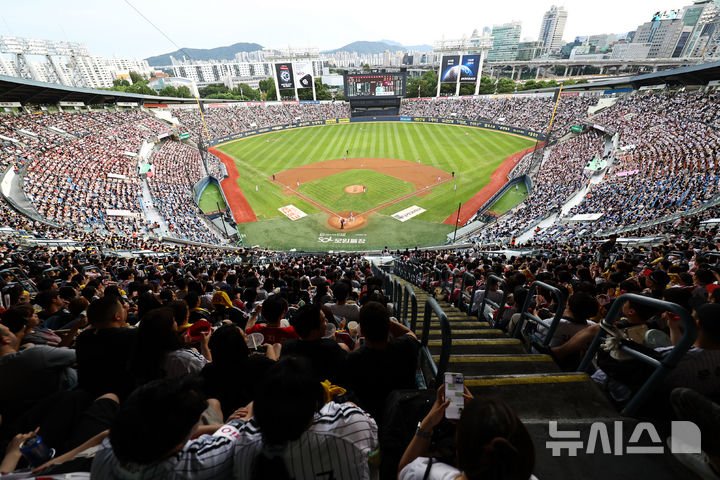 프로야구 2026시즌, 최다 관중 및 여러 대기록 수립