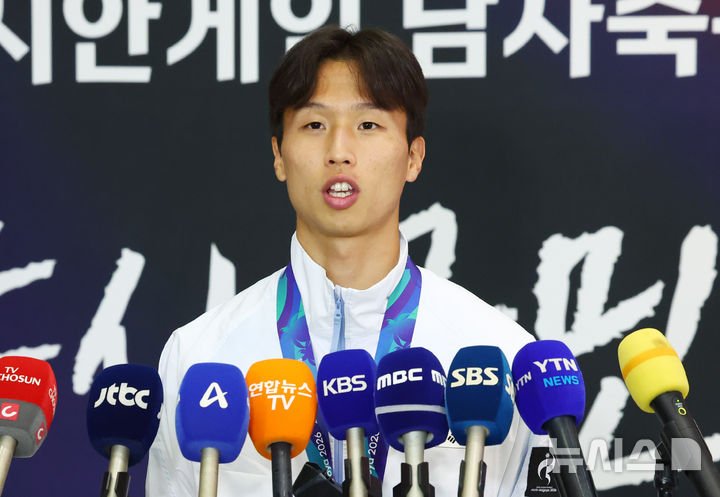 엄지성 향한 인종차별 발언, 50대 남성 영국 경찰에 체포