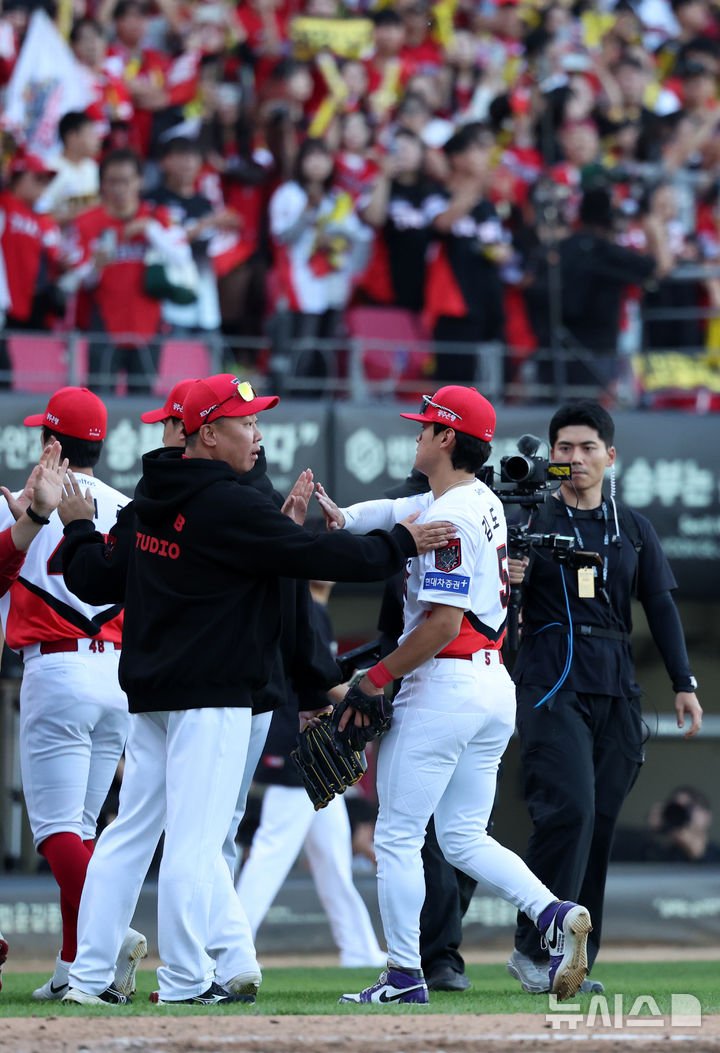 KIA, 준PO 1차전에서 LG를 5-1로 제압
