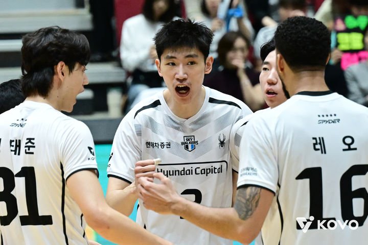 현대캐피탈, OK저축은행과의 첫 경기에서 승리