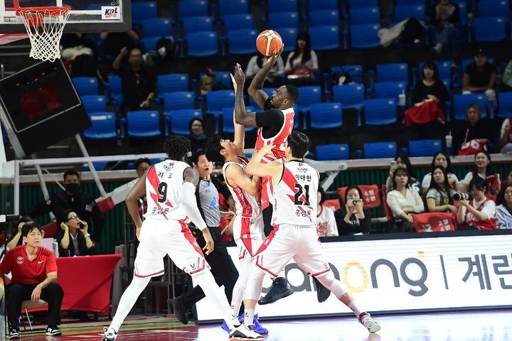 서울 SK, 정관장 꺾고 시즌 첫 승 기록