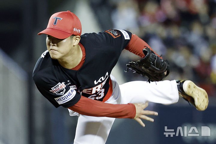 KIA 시라카와, 준플레이오프에서 5이닝 9K 1실점 호투
