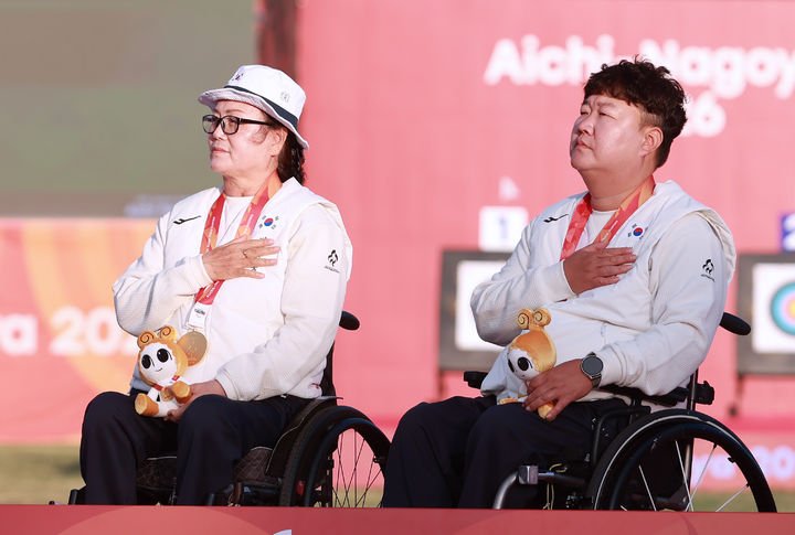 김옥금-박홍조, 장애인 아시안게임 양궁 혼성 단체전 금메달 획득
