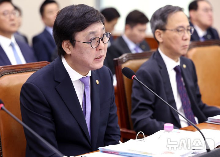 최휘영 장관, 야구장 쓰레기 문제 해결을 위한 정책 마련 의지 표명