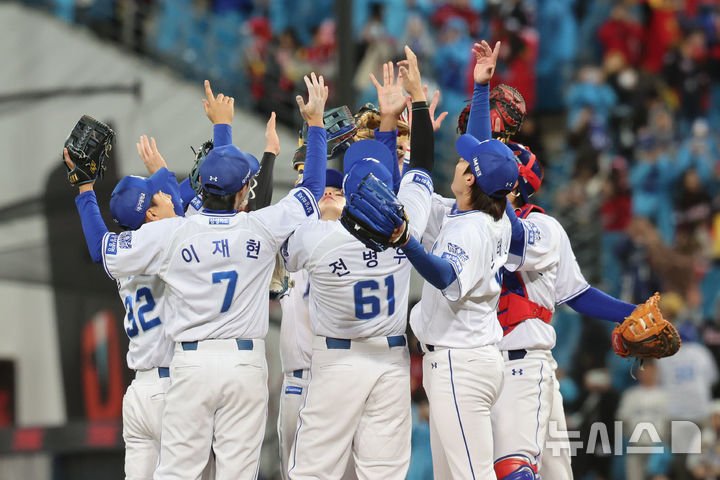 삼성 라이온즈, KIA와의 포스트시즌 3차전에서 선발 투수 결정 고민