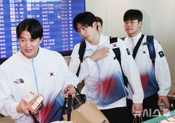 2026 아이치·나고야 아시안게임 야구 대표팀 노시환(왼쪽부터), 오원석, 박영현 선수가 18일 오전 인천공항 제2여객터미널을 통해 출국하고 있다. 2026.09.18.
