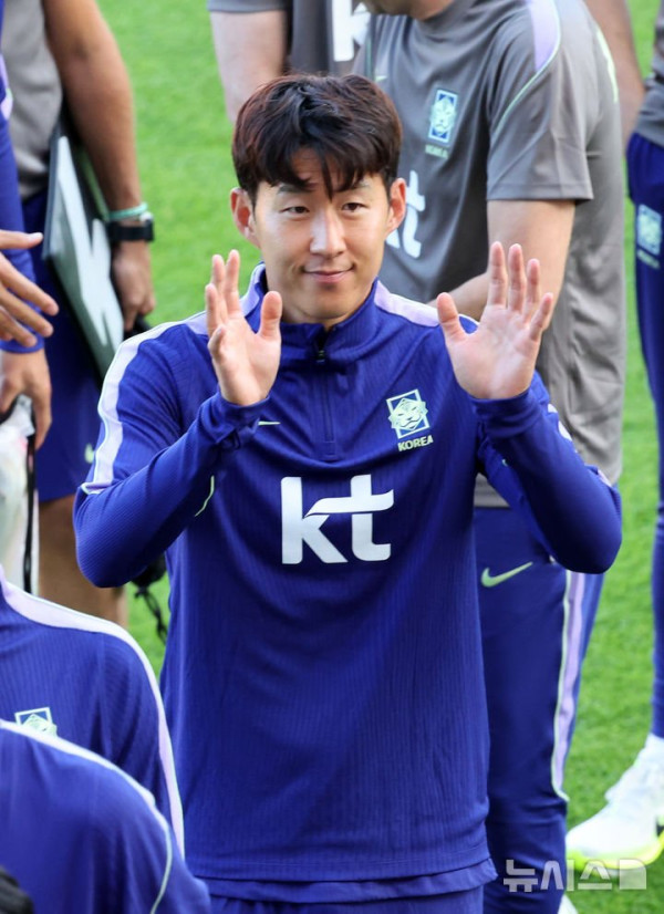 손흥민, 모레노 감독과 함께 한국 축구대표팀 합류