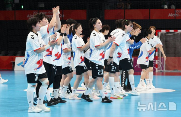 한국 여자 핸드볼, 우즈베키스탄 대파하며 1위 탈환