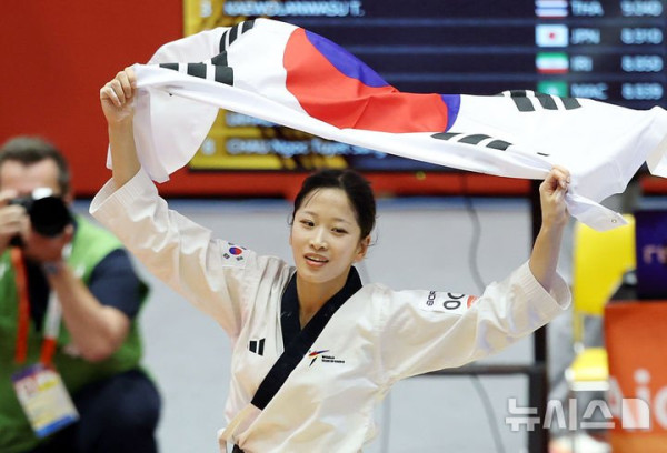 정하은, 아시안게임 여자 품새 결승에서 금메달 획득