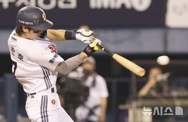 두산, 삼성에 12-0 대승…홈런 4방 포함 20안타 기록