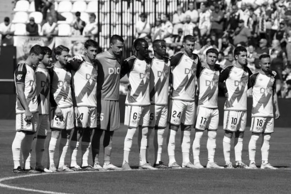 스페인 프로축구 경기 중 팬들의 항의로 경기 중단