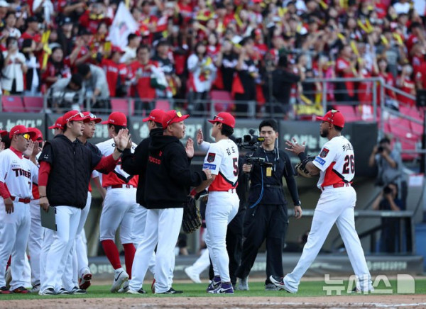 KIA 김도영, LG와의 준플레이오프 1차전에서 멀티홈런으로 승리 이끌어