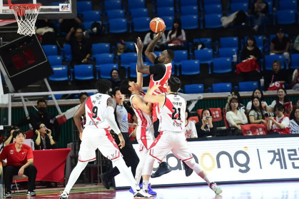 서울 SK, 정관장 꺾고 시즌 첫 승 기록