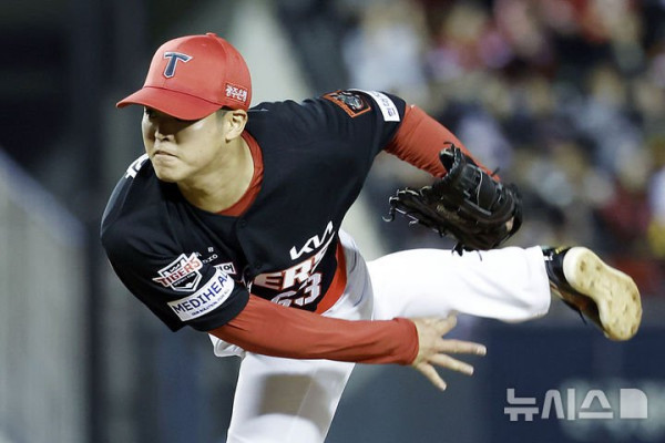 KIA 시라카와, 준플레이오프에서 5이닝 9K 1실점 호투